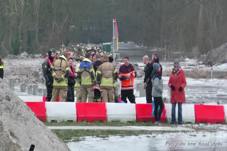 Man zakt door ijs in het Hemmeland