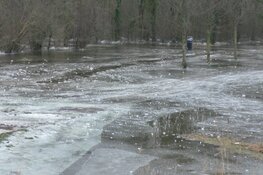 Man zakt door ijs in het Hemmeland