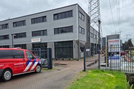 Hulpdiensten bij bedrijf in Landsmeer na melding vreemde geur