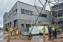 Hulpdiensten bij bedrijf in Landsmeer na melding vreemde geur