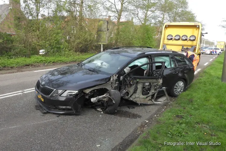 Auto botst op rijdende marktkraam, veel schade
