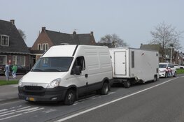 Auto botst op rijdende marktkraam, veel schade
