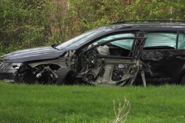 Auto botst op rijdende marktkraam, veel schade