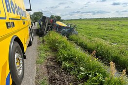 Betonwagen gekanteld in Monnickendam, weg uren afgesloten