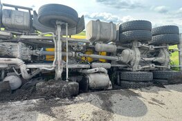 Betonwagen gekanteld in Monnickendam, weg uren afgesloten