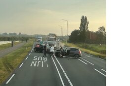 Frontale botsing op N244, ellende voor spitsverkeer in Katwoude