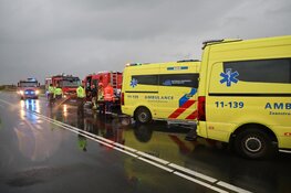 Auto te water bij Broek in Waterland: omstanders redden automobilist