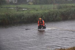 Auto te water bij Broek in Waterland: omstanders redden automobilist