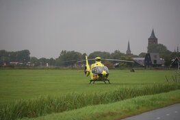Auto te water bij Broek in Waterland: omstanders redden automobilist