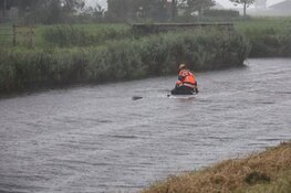 Auto te water bij Broek in Waterland: omstanders redden automobilist