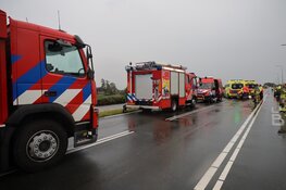 Auto te water bij Broek in Waterland: omstanders redden automobilist