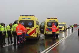 Auto te water bij Broek in Waterland: omstanders redden automobilist