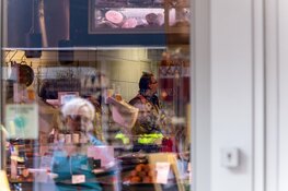 Zes personen hoofdpijn bij slagerij in Landsmeer