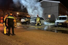 Auto in brand aan Riethalmweg in Landsmeer