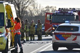 Frontale aanrijding op Jaagweg bij Ilpendam, weg uren afgesloten