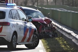 Frontale aanrijding op Jaagweg bij Ilpendam, weg uren afgesloten