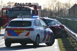 Frontale aanrijding op Jaagweg bij Ilpendam, weg uren afgesloten