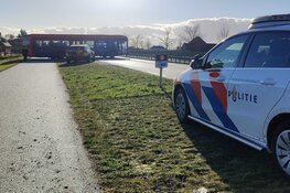 Frontale aanrijding op Jaagweg bij Ilpendam, weg uren afgesloten