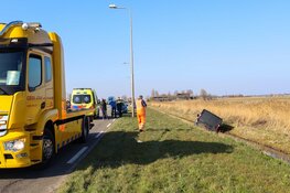 Bestelbus raakt van de weg in Katwoude