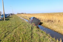 Bestelbus raakt van de weg in Katwoude