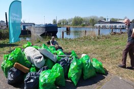 Canal Cleanup haalt duizenden kilo’s zwerfafval op langs het Noordzeekanaal en ’t IJ