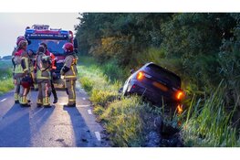 Hulpdiensten groots opgeroepen voor achtergelaten auto in sloot