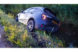 Hulpdiensten groots opgeroepen voor achtergelaten auto in sloot
