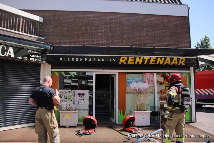 Brand op plafond in dierenwinkel in Landsmeer