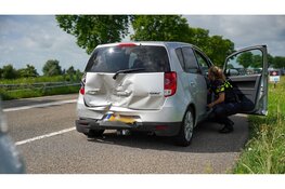 Twee gewonden na botsing op N235