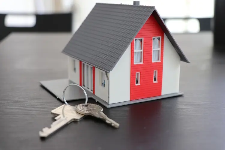 Sleuteloverdracht aan 21-jarige bewoner van sociale huurappartement in nieuw woonwijkje Poelhof