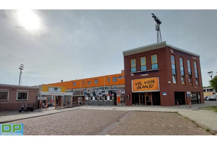 FC Volendam na rust langs rood kleurend NAC