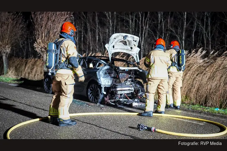Auto volledig verwoest door nachtelijke brand in Purmerland