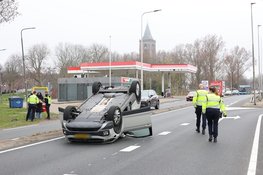 Auto belandt over de kop na aanrijding met andere auto