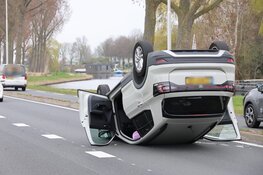 Auto belandt over de kop na aanrijding met andere auto