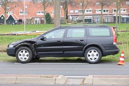 Auto belandt over de kop na aanrijding met andere auto