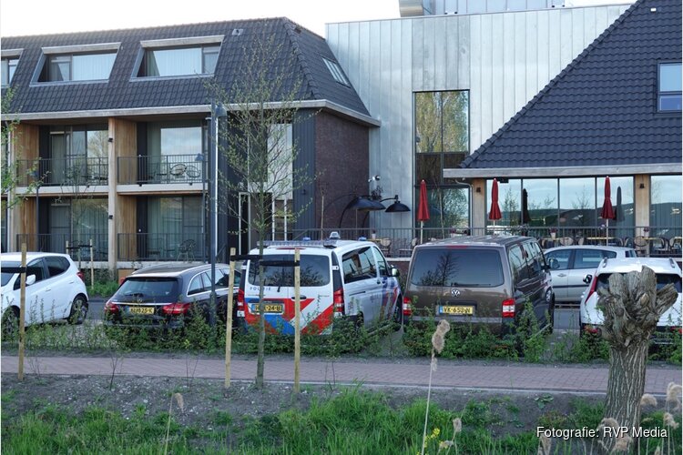 Man overleden onder verdachte omstandigheden; politie doet onderzoek