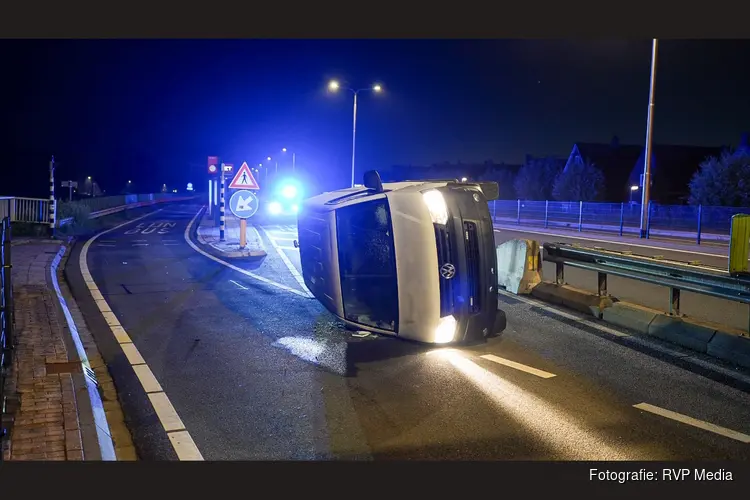 Bestelbus ramt betonblok en belandt op zijkant op N235