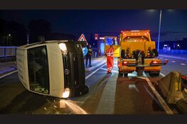 Bestelbus ramt betonblok en belandt op zijkant op N235