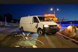 Bestelbus ramt betonblok en belandt op zijkant op N235