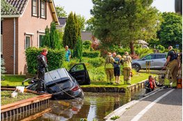 Auto belandt in sloot Landsmeer