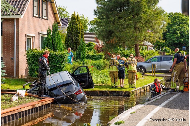 Auto belandt in sloot Landsmeer