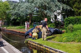 Auto belandt in sloot Landsmeer