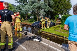 Auto belandt in sloot Landsmeer