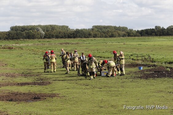 Brandweer redt paard uit sloot langs N235 bij Ilpendam