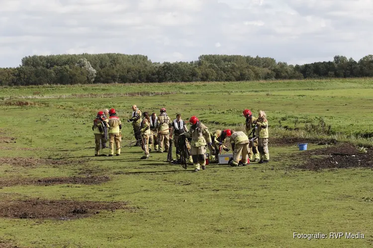 Brandweer redt paard uit sloot langs N235 bij Ilpendam