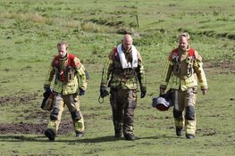 Brandweer redt paard uit sloot langs N235 bij Ilpendam
