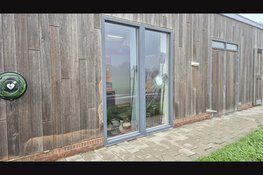 Poging tot inbraak bij brandweerkazerne Broek in Waterland mislukt dankzij sterk glas