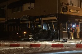 Auto met hoge snelheid Frans restaurant ingereden in Landsmeer