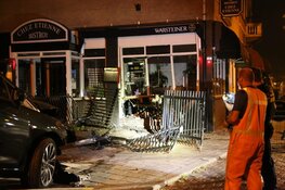 Auto met hoge snelheid Frans restaurant ingereden in Landsmeer