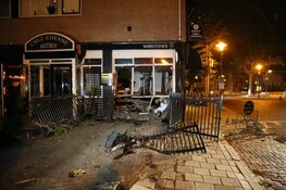 Auto met hoge snelheid Frans restaurant ingereden in Landsmeer